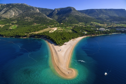 Strand Zlatni rat in Bol entlang der Bračer Küste, Kroatien