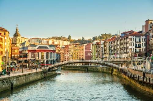 Bilbao Riverbank an einem sonnigen Tag,Spanien