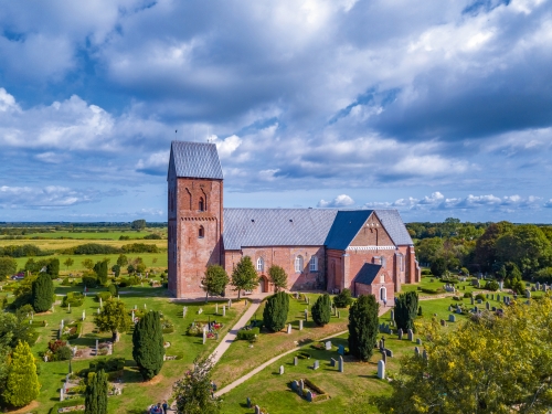 Kirche und Friedhof in der Südansicht