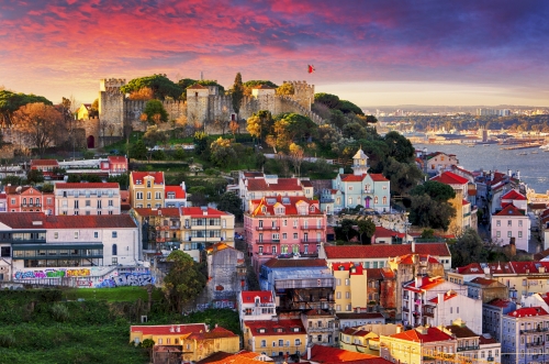 Lissabon,Portugal-Skyline mit Sao Jorge Castle