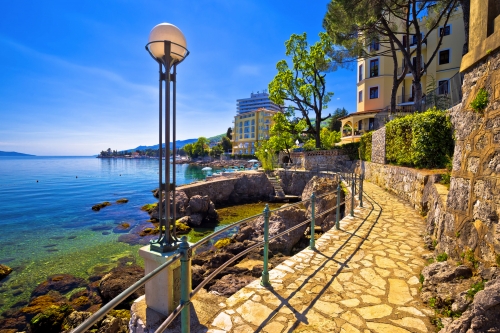 berühmter Gehweg Lungomare in Opatija, Kroatien