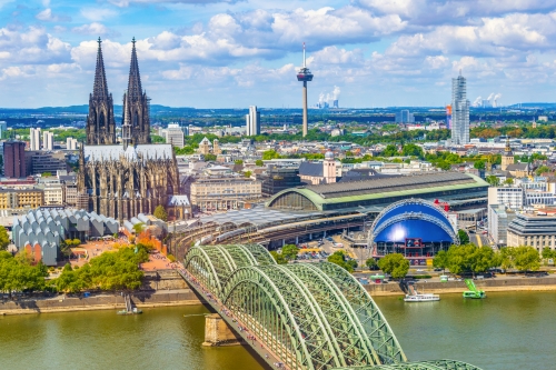 Luftaufnahme des Kölner Doms und der Hohenzollernbrücke