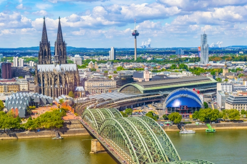 Luftaufnahme des Kölner Doms und der Hohenzollernbrücke