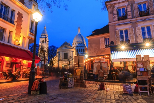 Blick auf Sacre-Coeur vom Place du Tertre in Montmartre