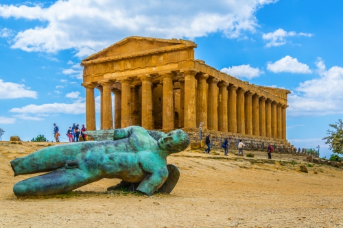 Statue des gefallenen Icaro vor dem Concordia-Tempel nahe Agrigent auf Sizilien, Italien