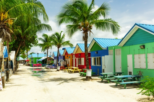 bunte Häuser auf der tropischen Insel Barbados