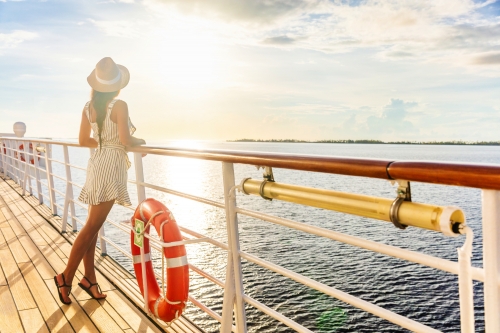 Sonnenuntergang auf einem Kreuzfahrtschiff