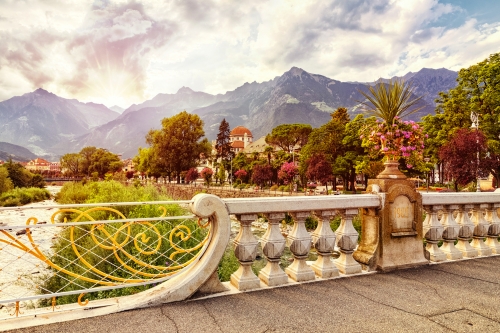 Blick von der Via Rom auf Meran in Südtirol, Italien