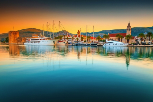 Hafen von Trogir bei Sonnenaufgang in Kroatien