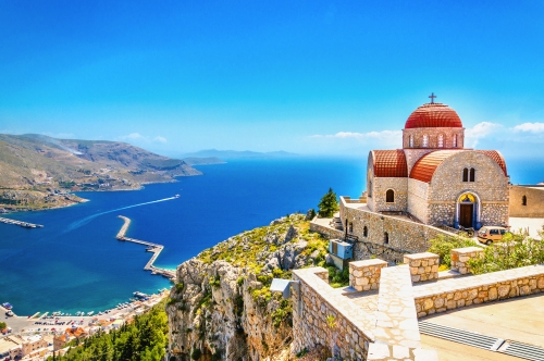 die Kirche Agios Savvas Monastery auf der griechischen Insel Kalymnos mit Blick über die Stadt Pothia