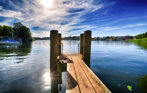 Anlegesteg an einem See in Malchow in Mecklenburg-Vorpommern, Deutschland