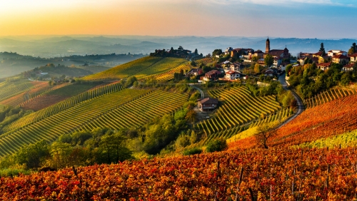 italienisches Dorf aus der Region Langhe im Piemont, Italien