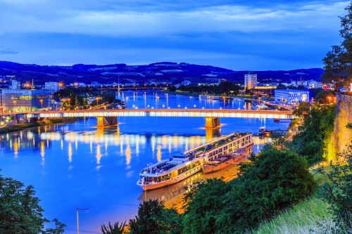 Nibelungenbrücke über die Donau in Linz, Österreich