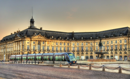 Straßenbahn auf der Place de la Bourse in Bordeaux, Frankreich