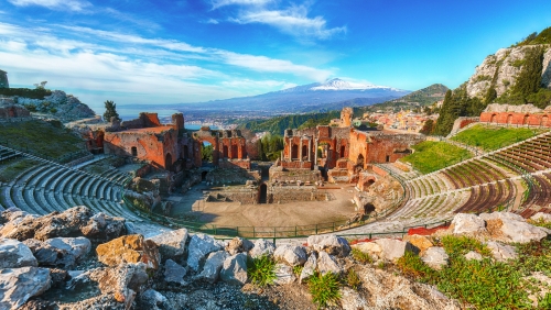 Ruinen des altgriechischen Theaters in Taormina auf Sizilien mit dem Ätna im Hintergrund, Italien