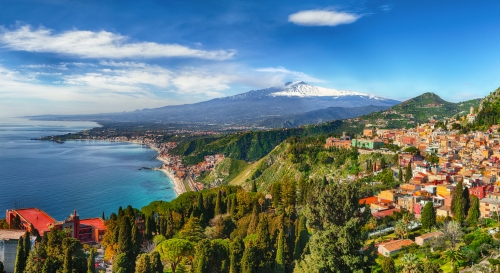 Taormina mit dem Vulkan Ätna im Hintergrund auf Sizilien, Italien