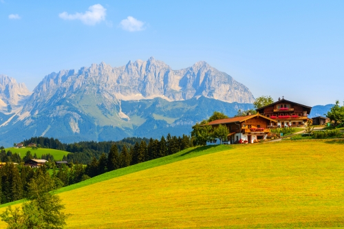 traditionelle Häuser in den Kitzbüheler Alpen, Österreich