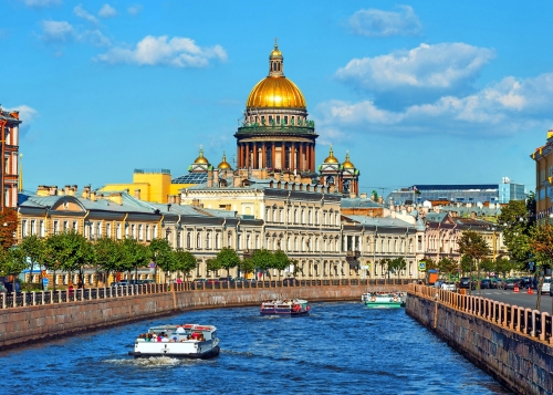 © romanevgenev - stock.adobe.com Kathedrale des Heiligen Isaak am Ufer der Newa in St. Petersburg, Russland