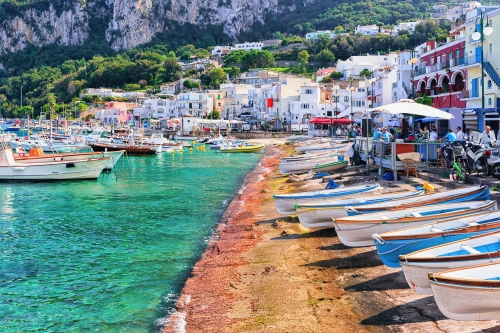 Boote im Hafen Marina Grande auf der italienische Insel Capri im Tyrrhenischen Meer