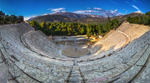 das antike Theater von Epidaurus (oder Epidauros) in der Region Argolis  auf der Peloponnes, Griechenland