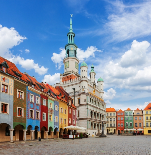 llter Marktplatz in Posen mit Rathaus an einem sonnigen Tag, Polen