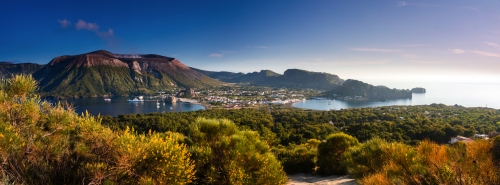 Panoramablick auf Vulcano, eine äolische Insel im Tyrrhenischen Meer vor der Nordküste Siziliens, Italien