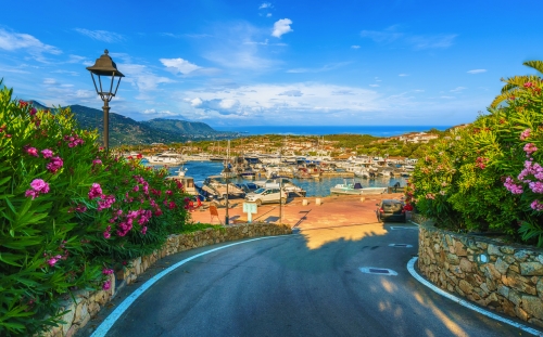 Blick auf den Hafen von Porto Rotondo auf Sardinien, Italien