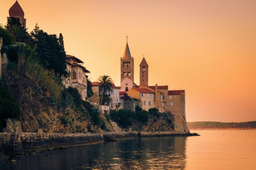 Blick auf die Stadt Rab auf der gleichnamigen Insel, Kroatien