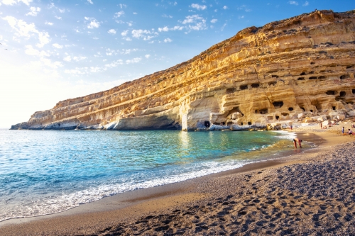 Strand mit Höhlen in den Felsen: das Hippiedorf Matala auf der griechischen Insel Kreta