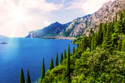 Blick auf Bardolino am Gardasee in der Region Venetien, Italien