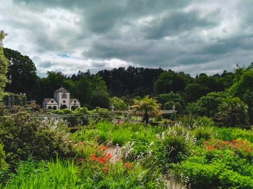 Blick auf einen Garten in Wales, Vereinigtes Königreich