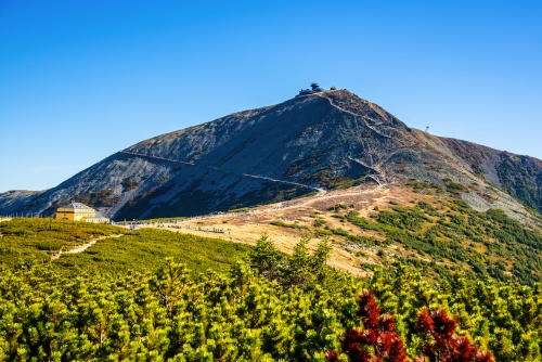 Die Schneekoppe (tschechisch Sněžka, polnisch Śnieżka): der höchste Berg der des Riesengebirges