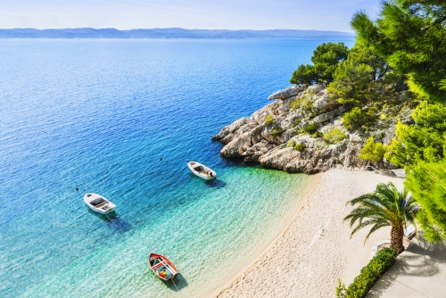 schöner Strand in der Nähe der Stadt Brela in Dalmatien, Kroatien