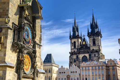 die Astronomische Uhr am Alten Rathaus und die Frauenkirche vor dem Teyn in Prag, Tschechische Republik