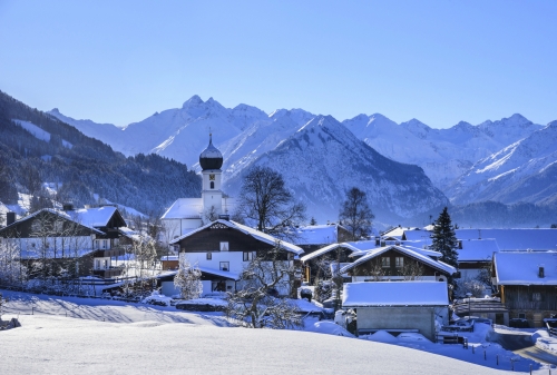 verschneites Schöllang bei Oberstdorf im Oberallgäu, Deutschland