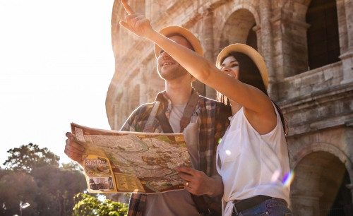 Touristen vor dem Colosseum in Rom, Italien