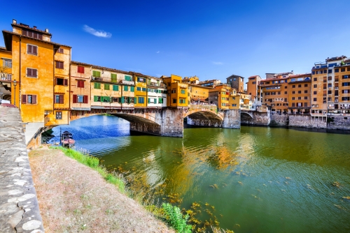 Ponte Vecchio über dem Fluss Arno in Florenz, Toskana