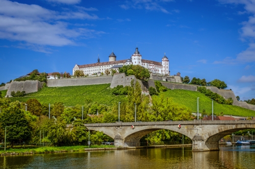 die Festung Marienberg auf dem Marienberg oberhalb von Würzburg in Unterfranken, Deutschland