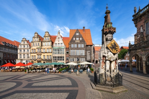 historischer Marktplatz in Bremen mit der Roland Statue, Deutschland