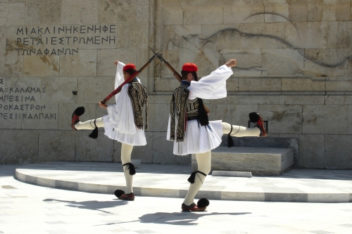 Evzonen vor dem Grab des Unbekannten Soldaten am Syntagma-Platz in Athen, Griechenland