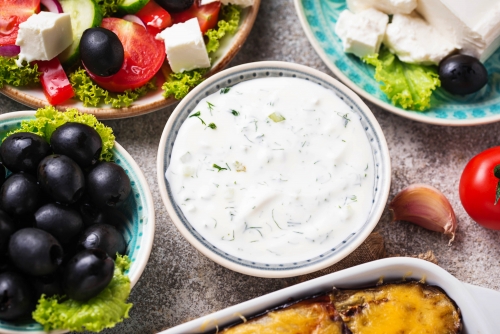 Tzatziki-Sauce und traditionelle griechische Gerichte