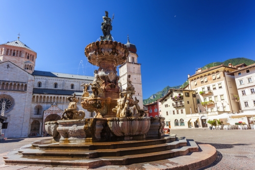 Neptunbrunnen auf dem Piazza del Duomo in Trient, Italien