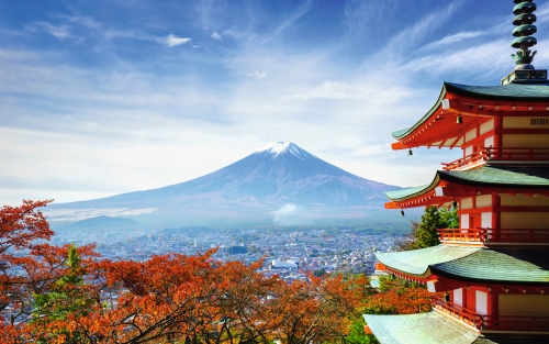 mit Blick auf den Mount Fuji von der Chureito Pagode in Fujiyoshida, Japan