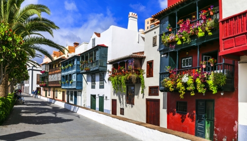 die Hauptstadt Santa Cruz mit bunten Balkonen auf La Palma, Kanarische Inseln