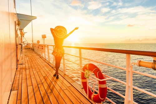 ©Maridav - stock.adobe.com Sonnenuntergang auf einer Kreuzfahrt