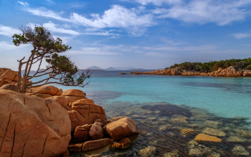 Spiaggia Capriccioli in der Costa Smeralda auf Sardinien, Italien