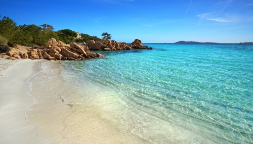 Spiaggia Capriccioli an der Costa Smeralda auf Sardinien, Italien