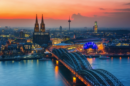 Luftaufnahme über Köln bei Nacht