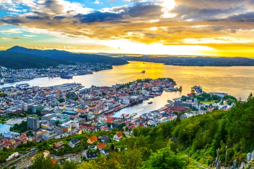 Blick vom Berg Fløyen über die norwegische Stadt Bergen