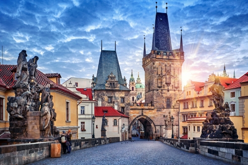 Sonnenaufgang auf der Karlsbrücke in Prag, Tschechien